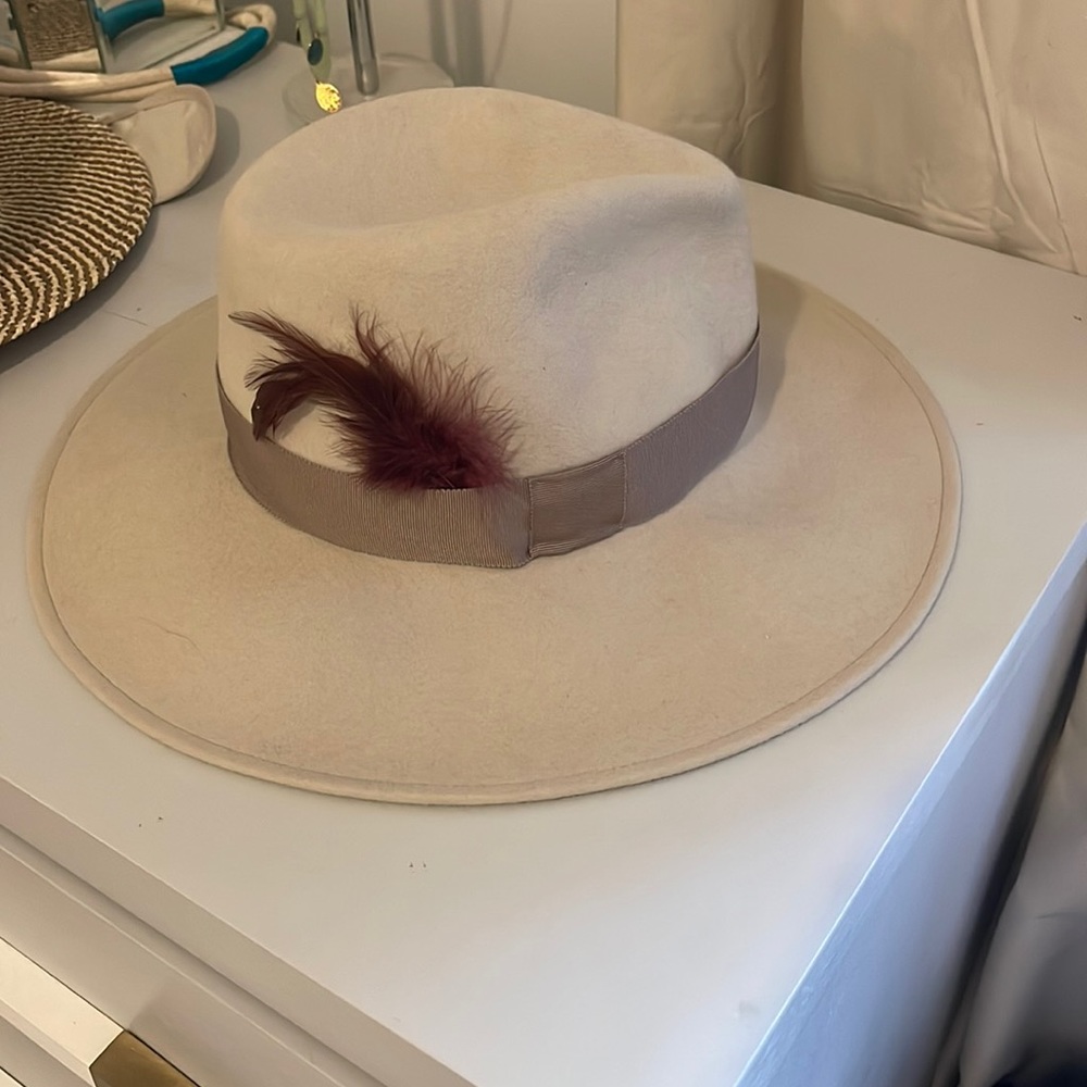 Stunning wool western hat from Veronica Beard. Never before worn!